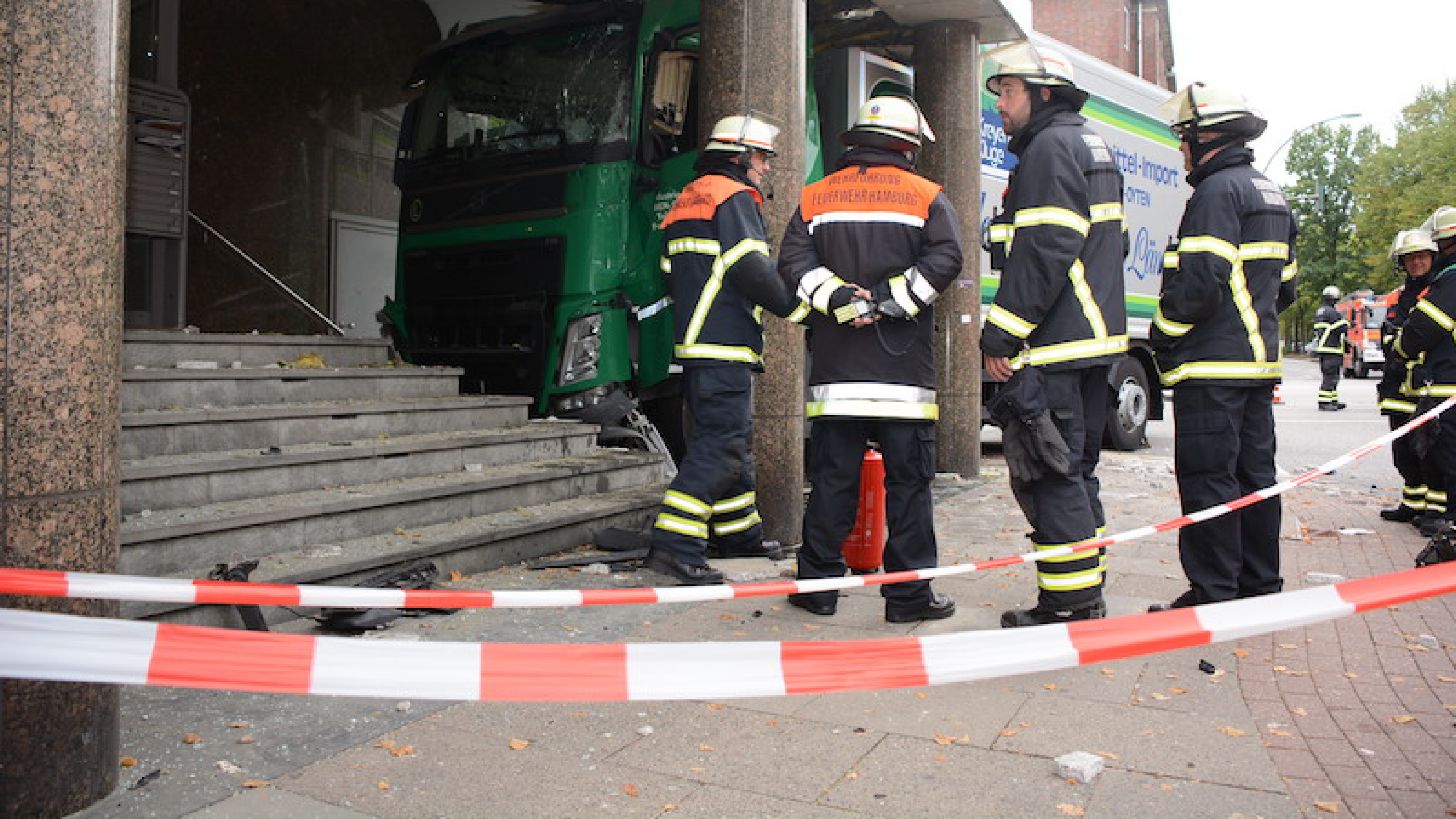 Eingeklemmter LKW Fahrer nach Kollision mit Bürogebäude