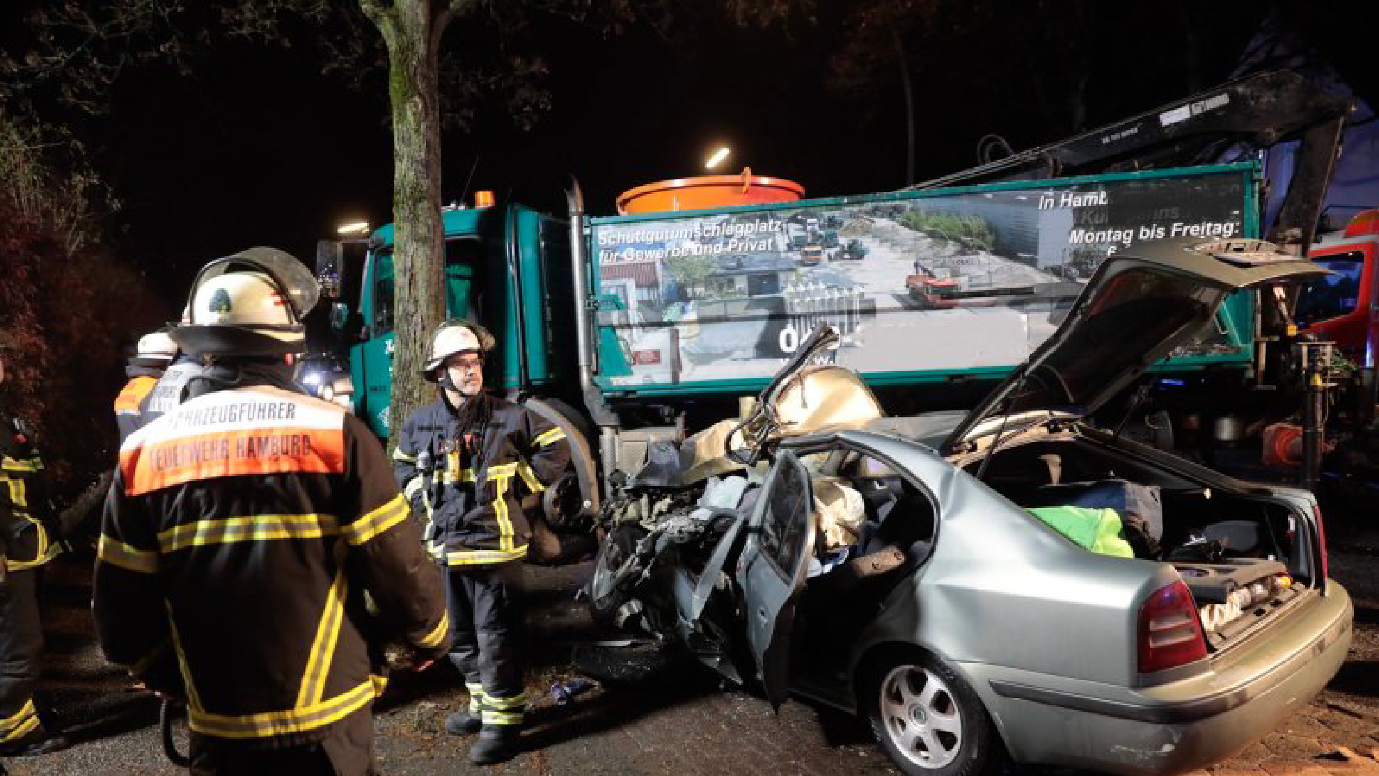 Frontalzusammenstoß zwischen LKW und PKW