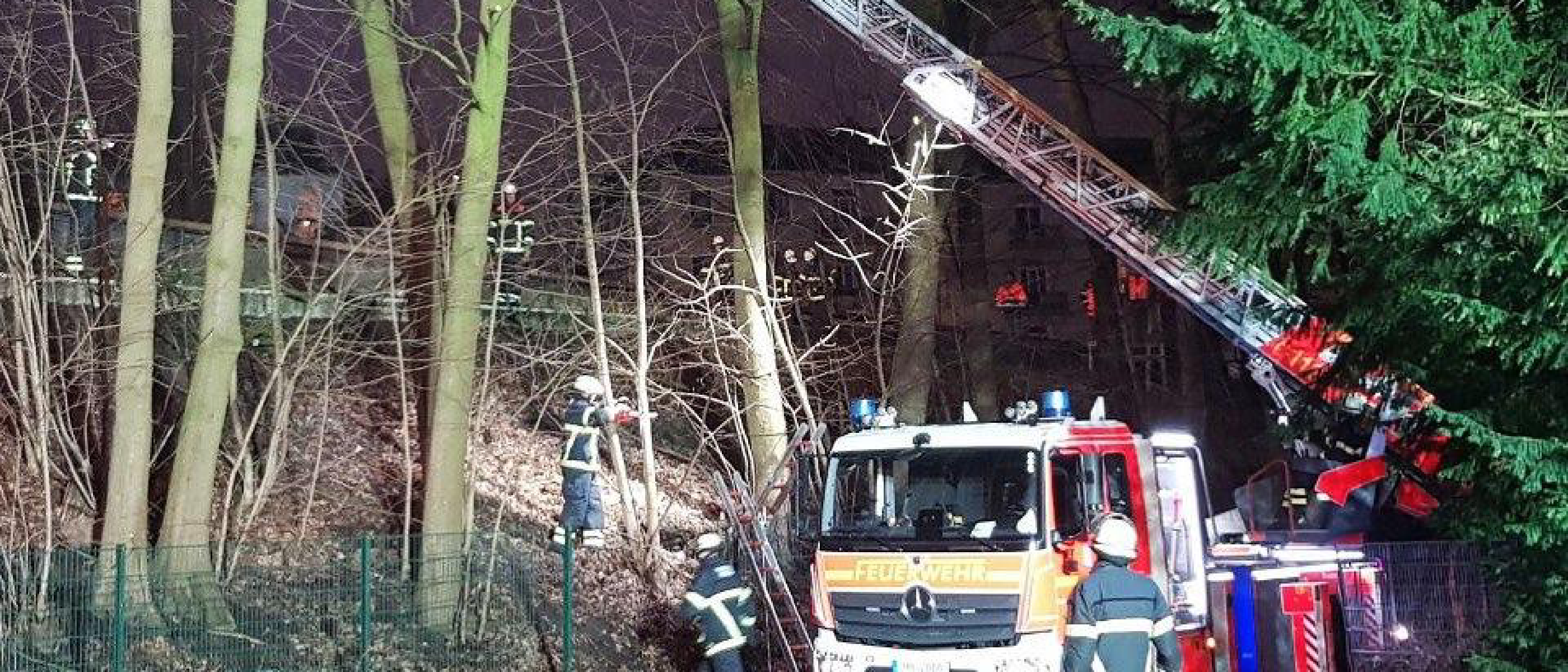 Baum droht auf Bahngleise zu fallen
