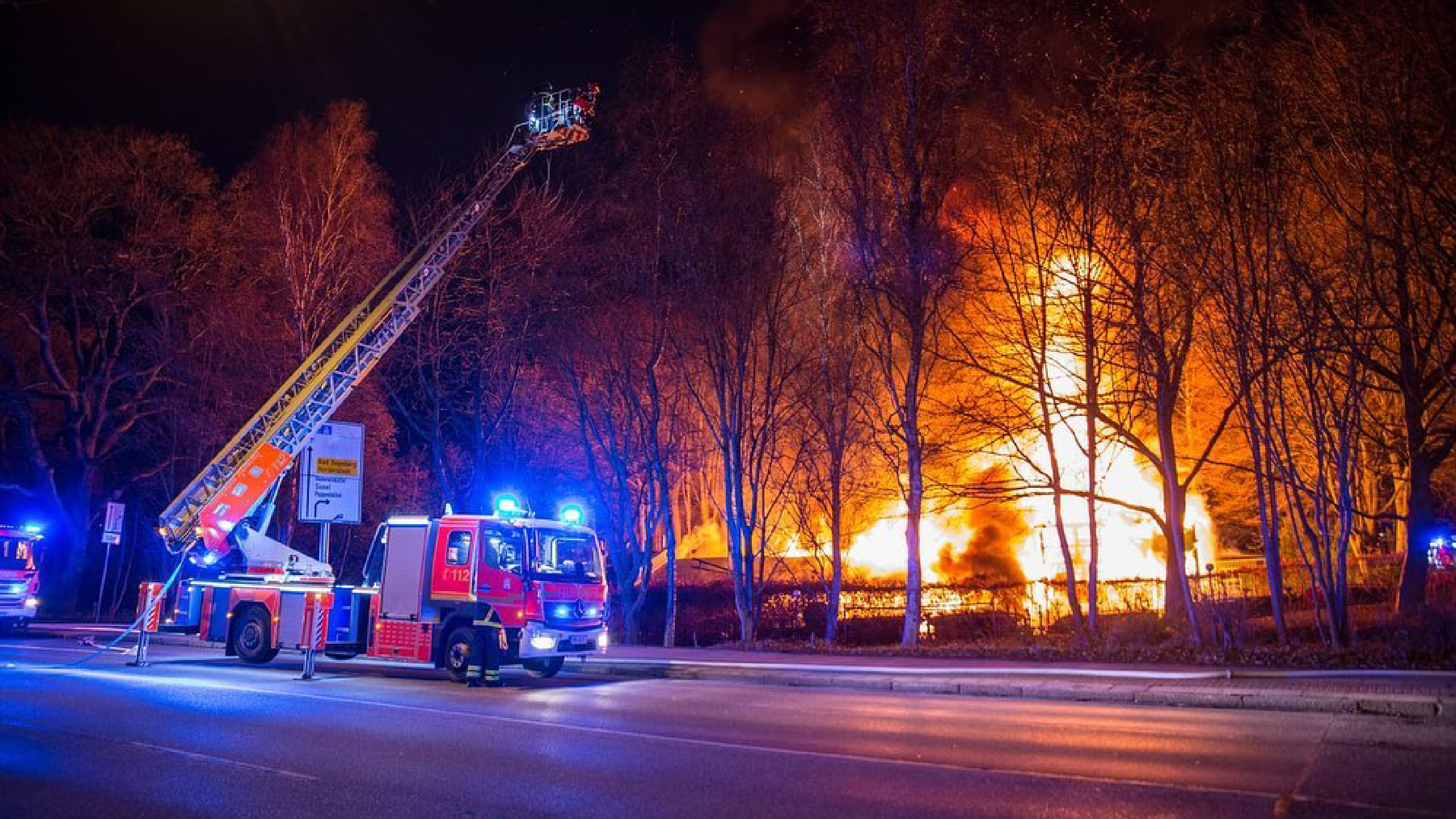 Unterstützung bei Großbrand in Bootshaus