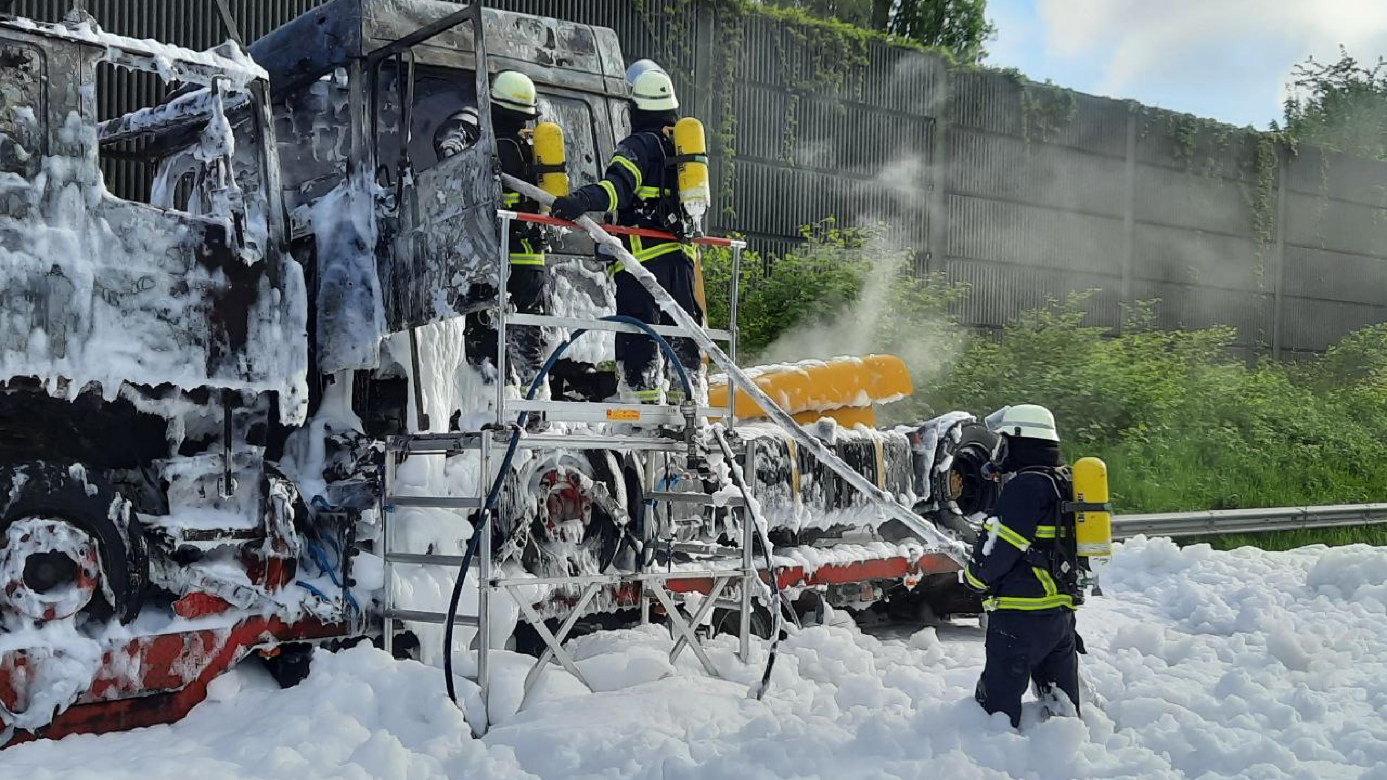 Unterstützung bei LKW-Brand auf BAB