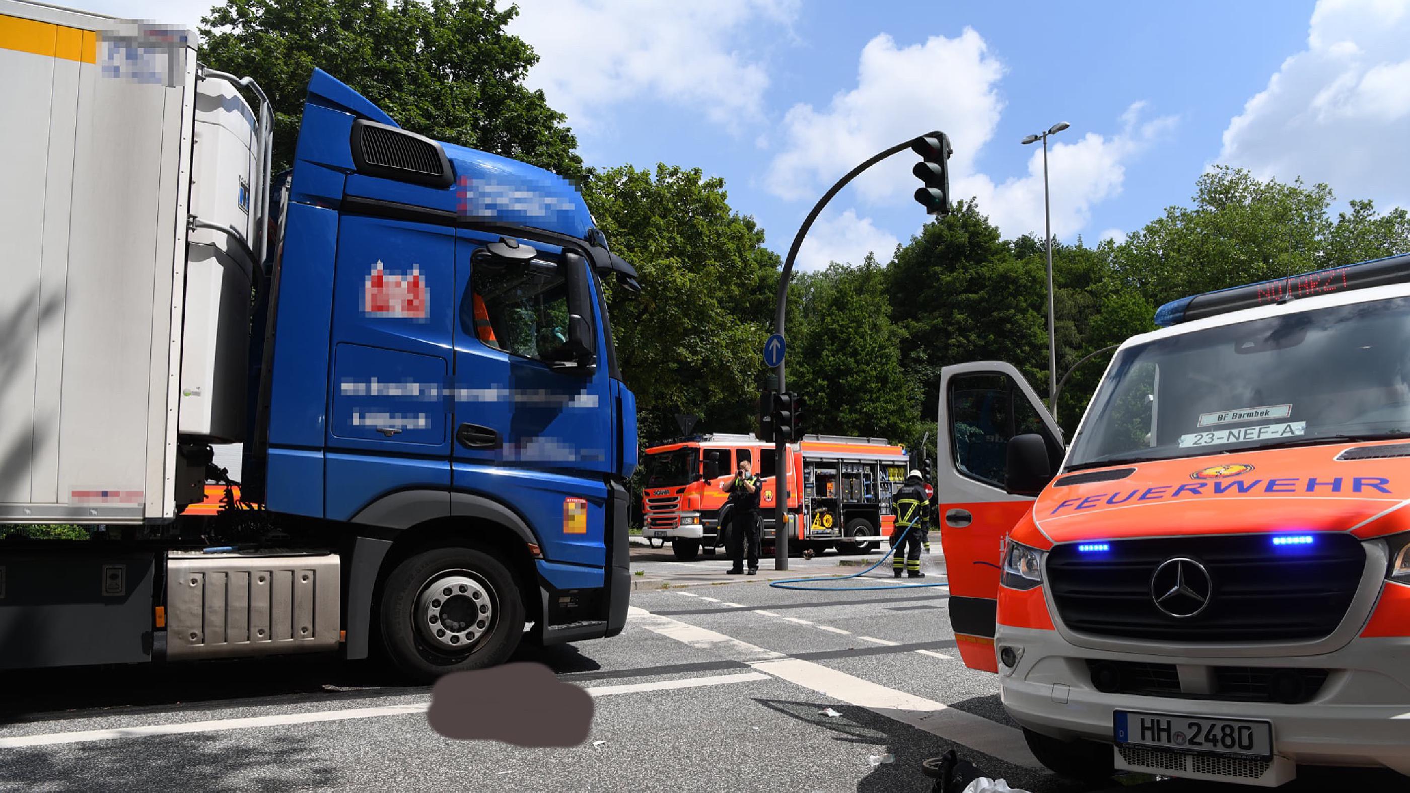 Person unter LKW eingeklemmt