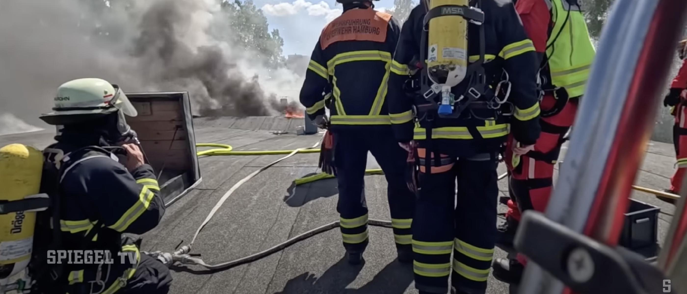 Ausgedehnter Dachstuhlbrand auf Mehrfamilienhaus