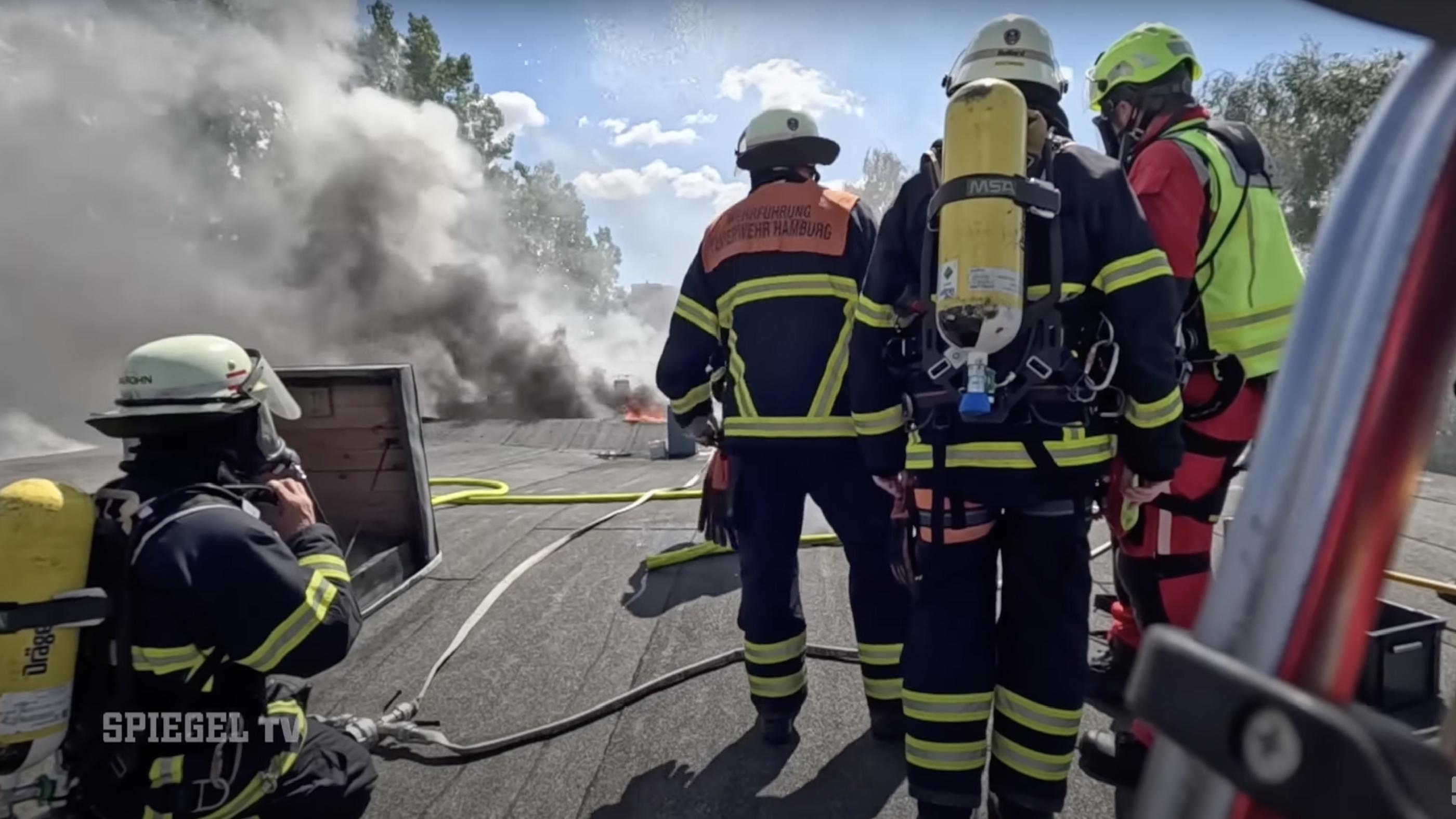 Ausgedehnter Dachstuhlbrand auf Mehrfamilienhaus