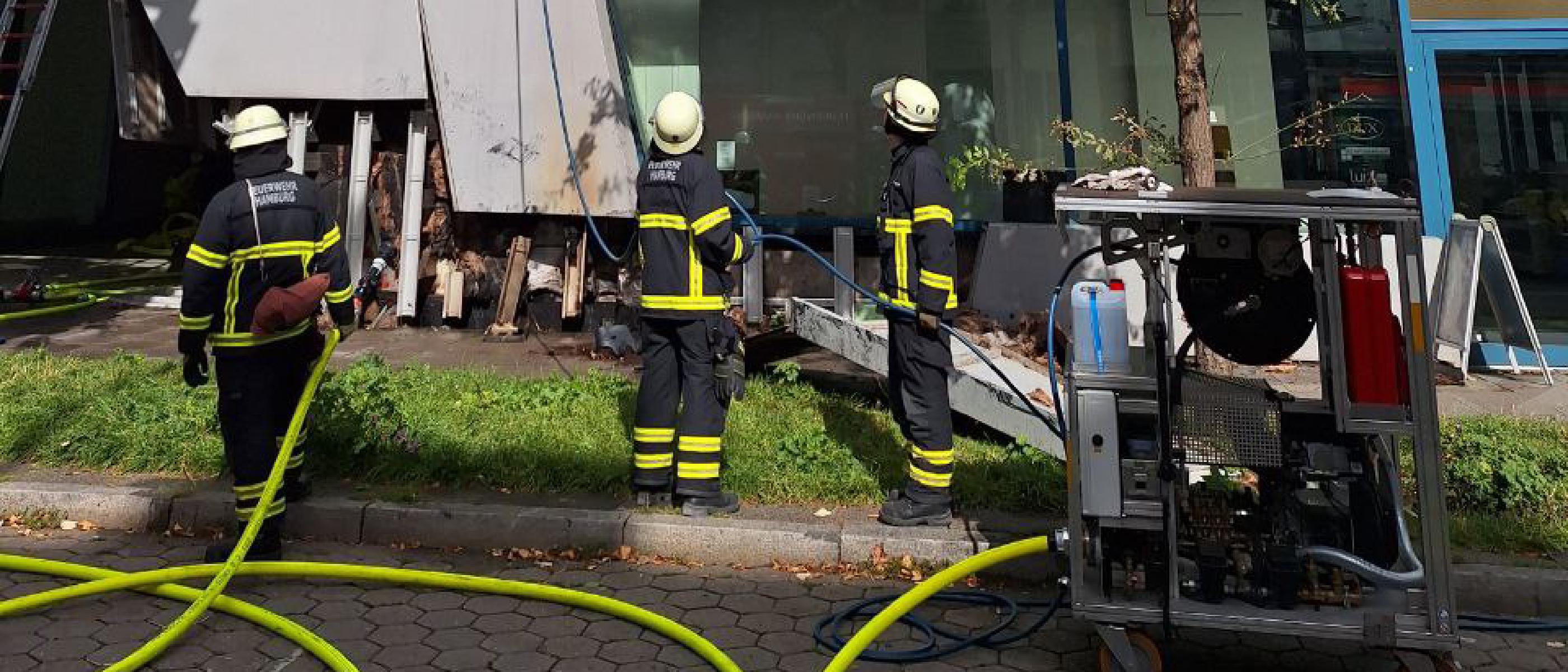 Cobra-Einsatz bei Fassadenbrand