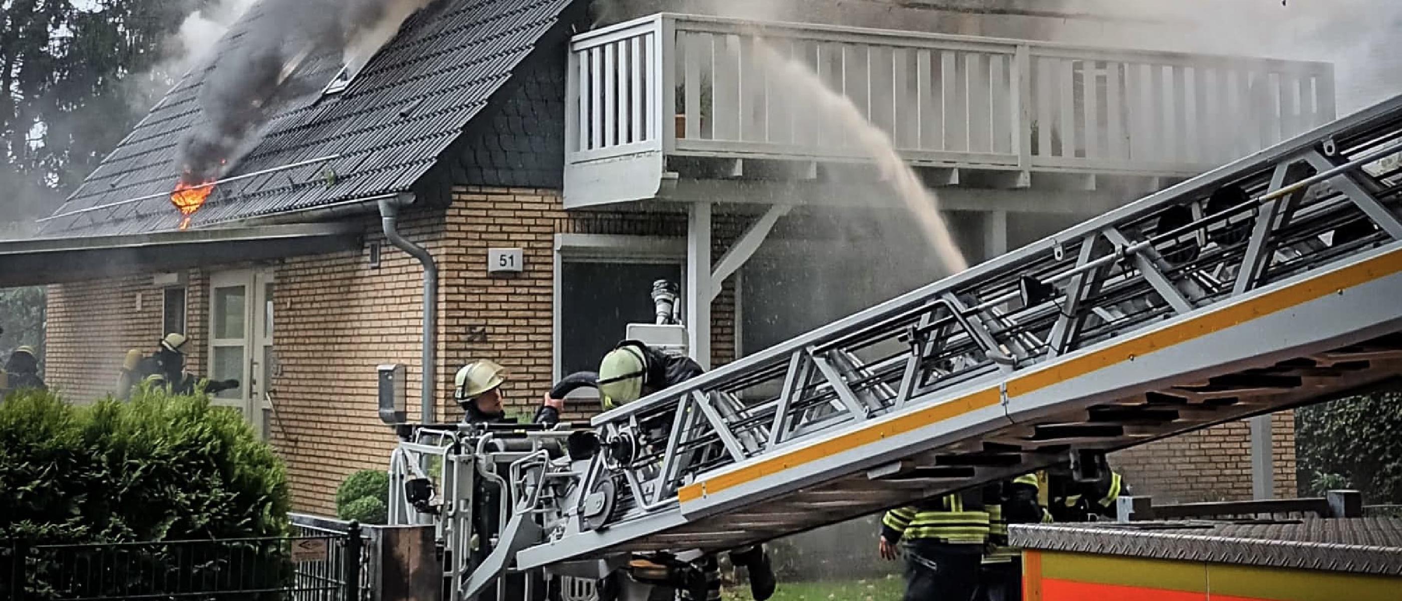 Ausgedehnter Dachgeschoßbrand in Zweifamilienhaus