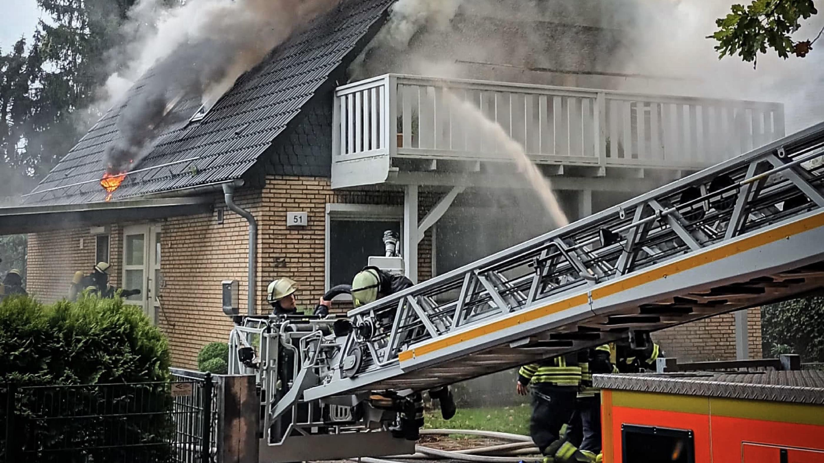 Ausgedehnter Dachgeschoßbrand in Zweifamilienhaus