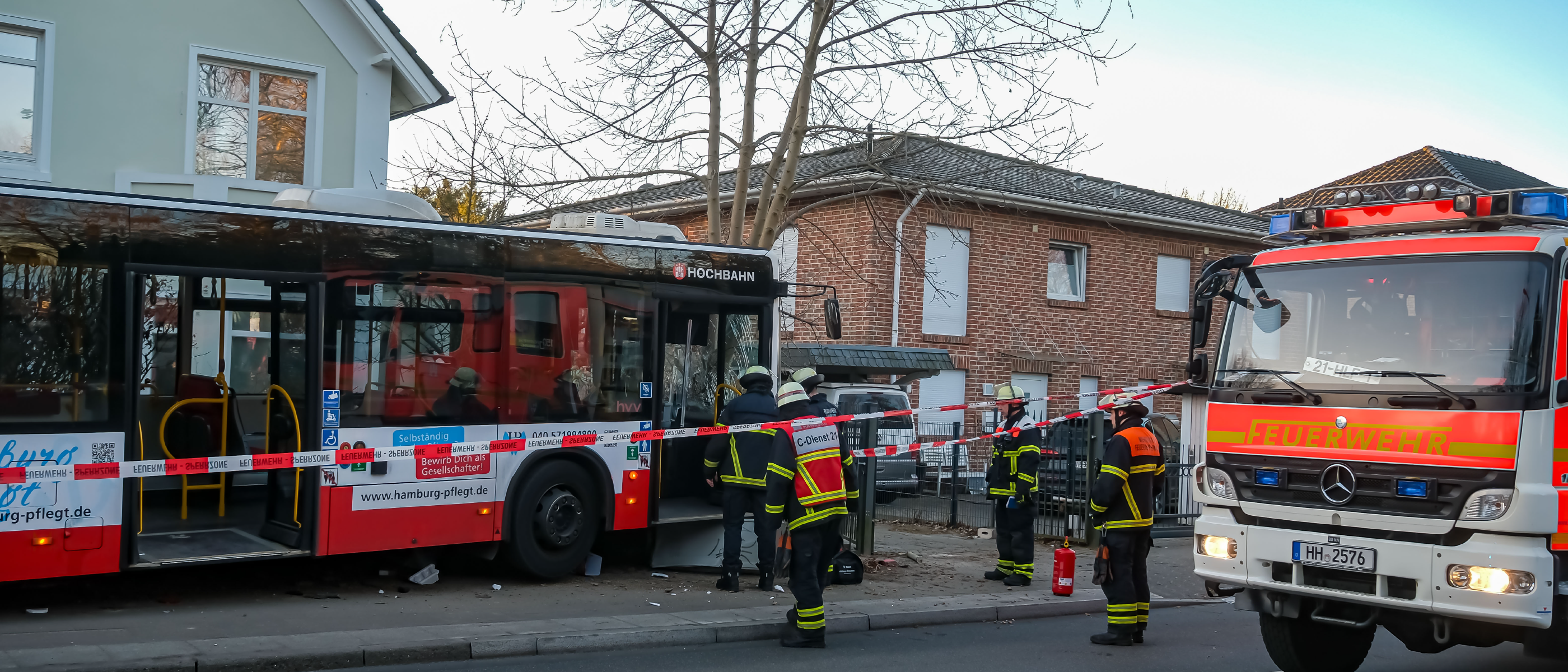 Gemeinsame Bergung eines Linienbusses