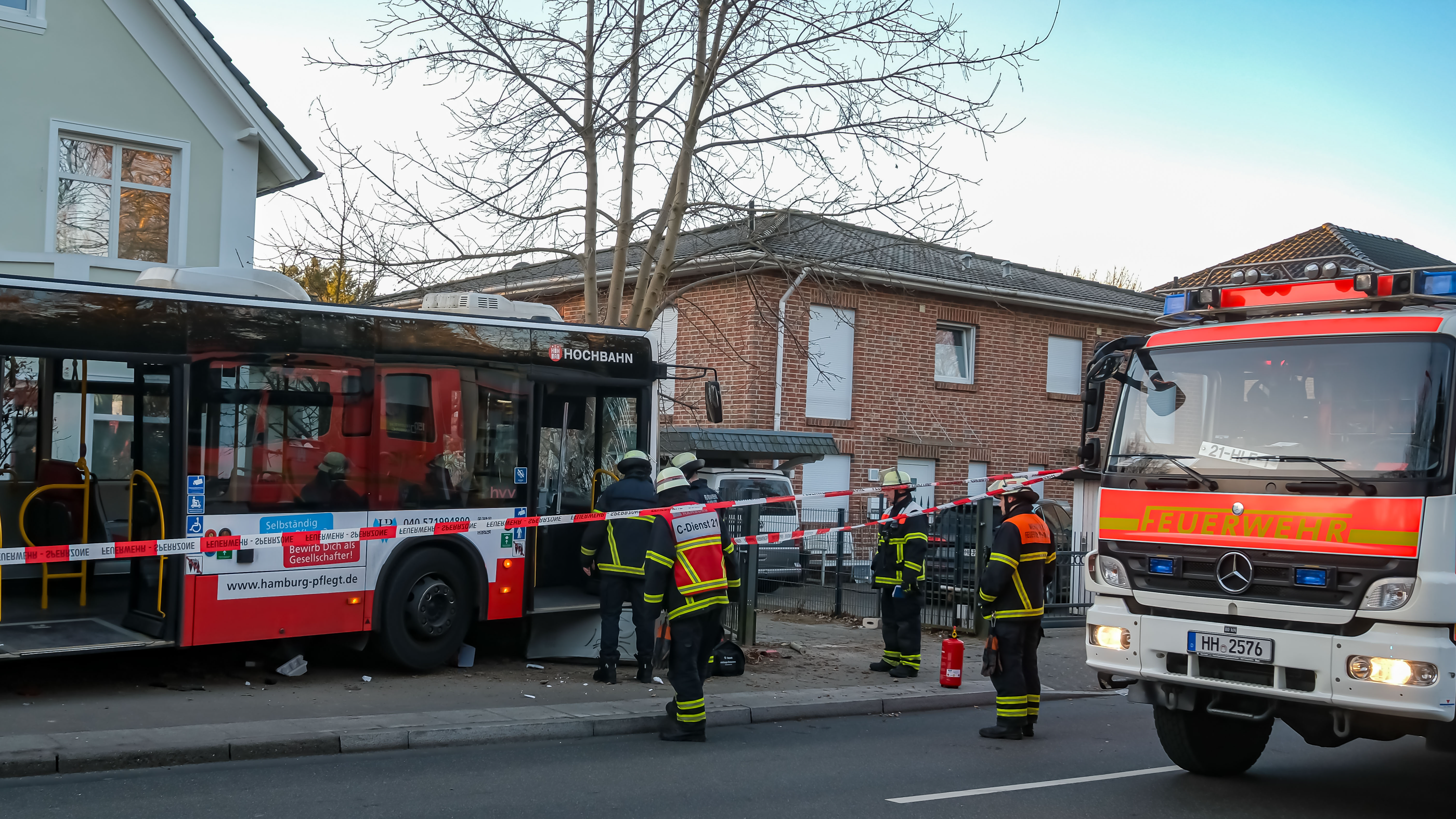 Gemeinsame Bergung eines Linienbusses