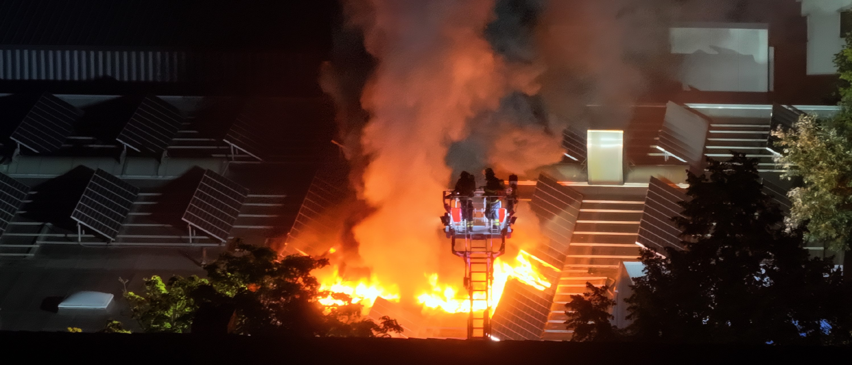 Brennt Dach einer Tischlerei in Bahrenfeld