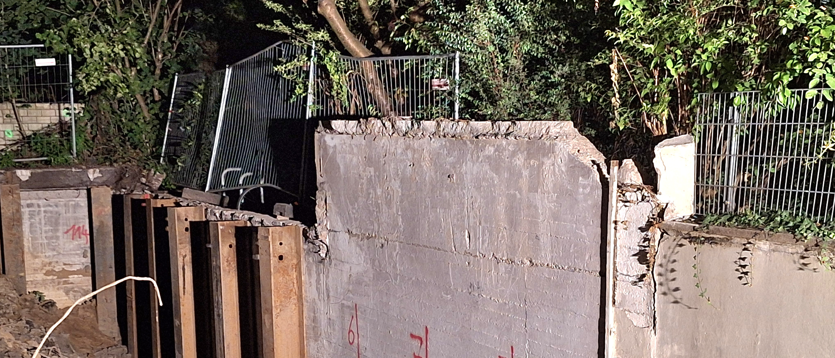 Absackungen neben Mehrfamilienhaus