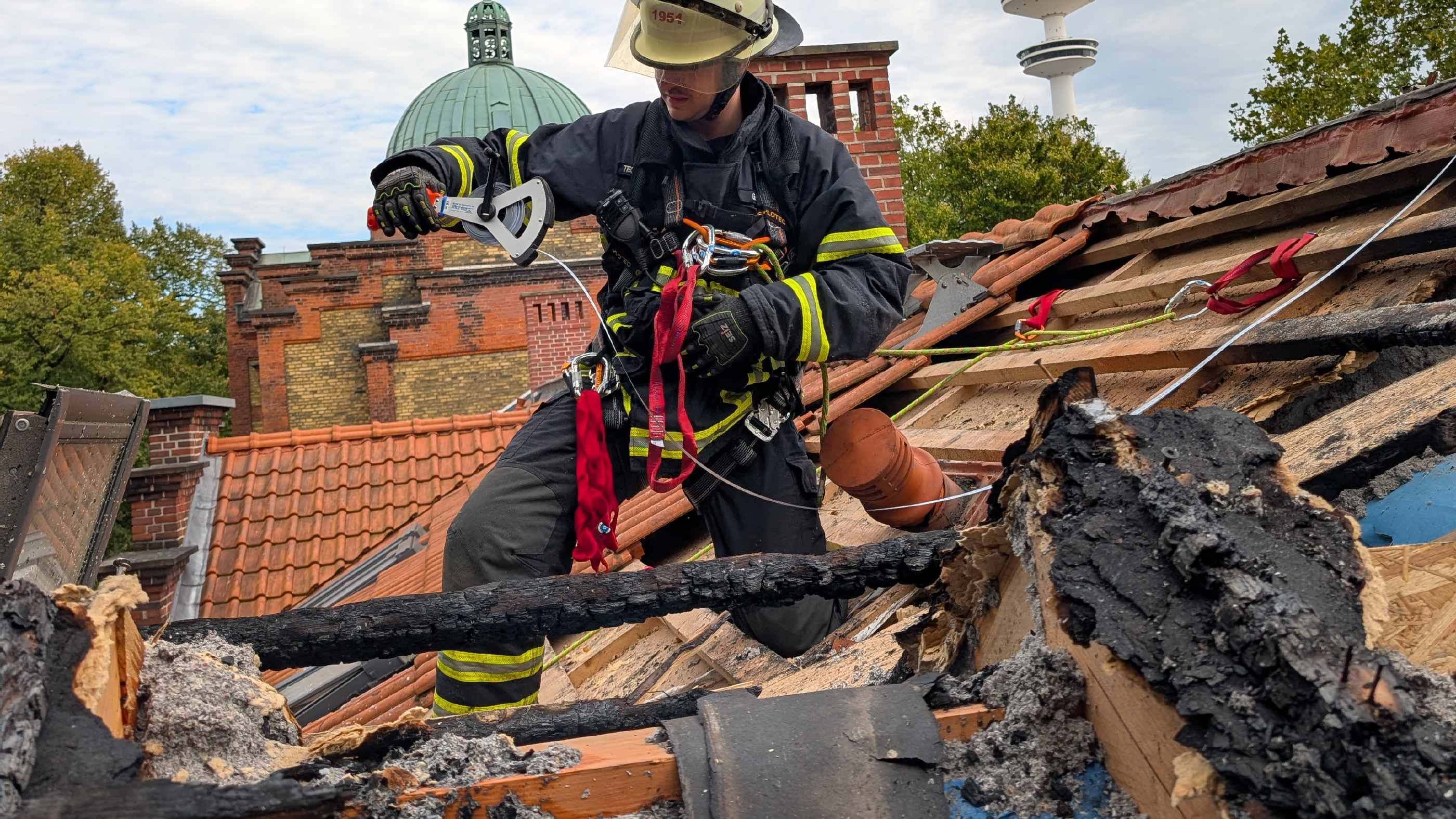 Aufwändige Konstruktion eines Notdaches