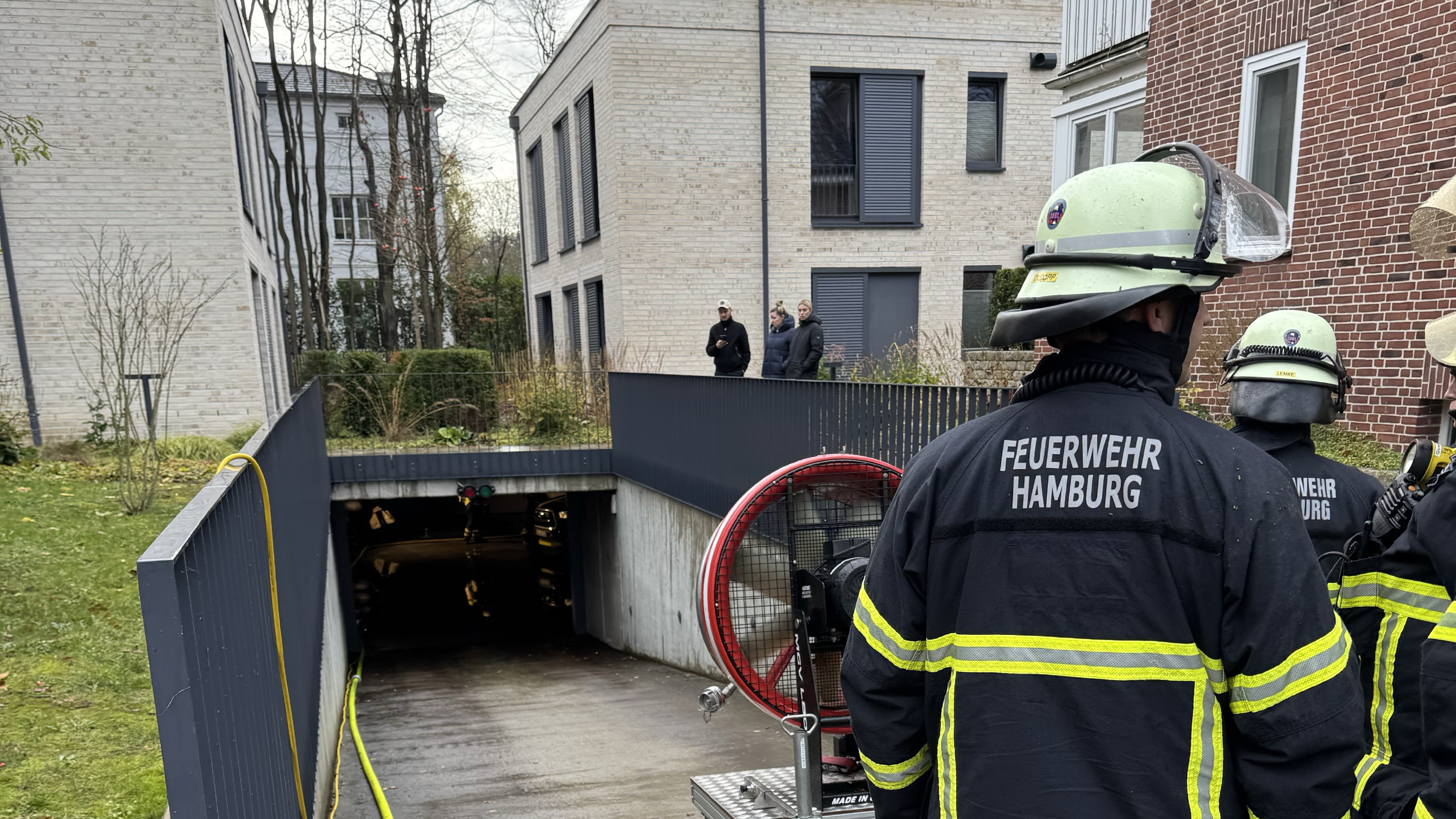Belüftungsmaßnahmen & Fahrzeugbergung nach Brand in Tiefgarage