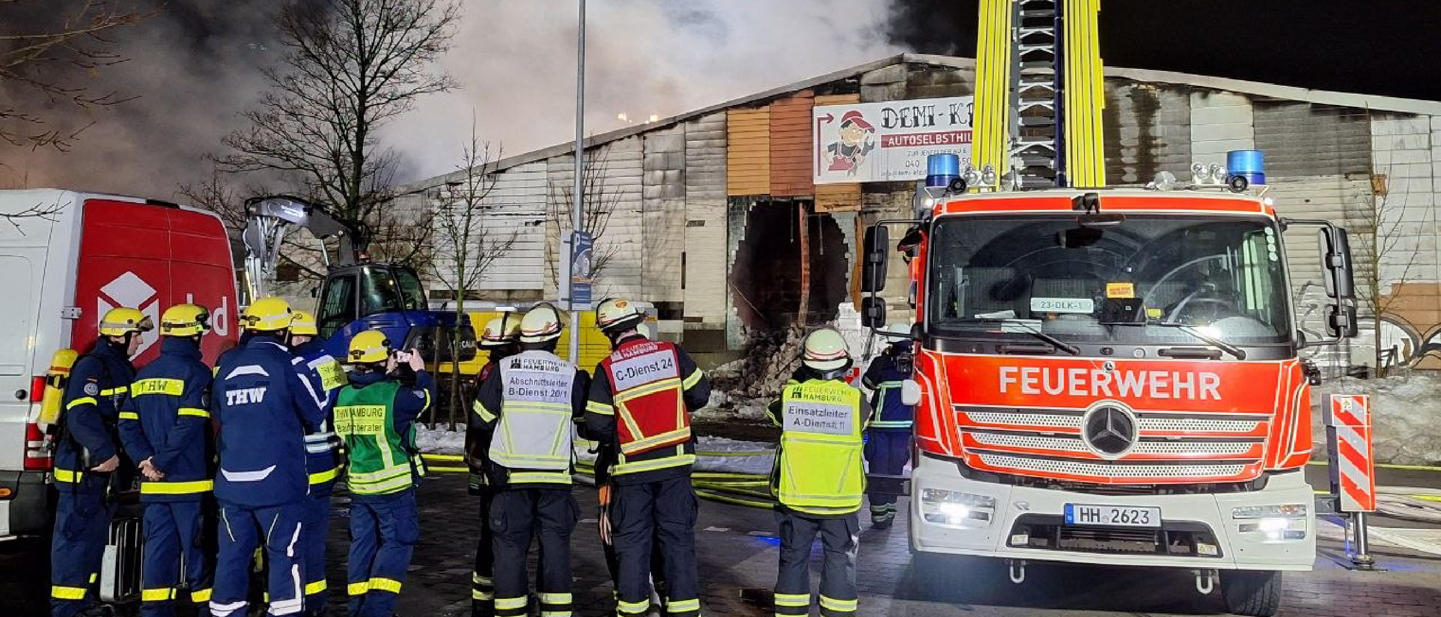 Großfeuer in Autowerkstatt