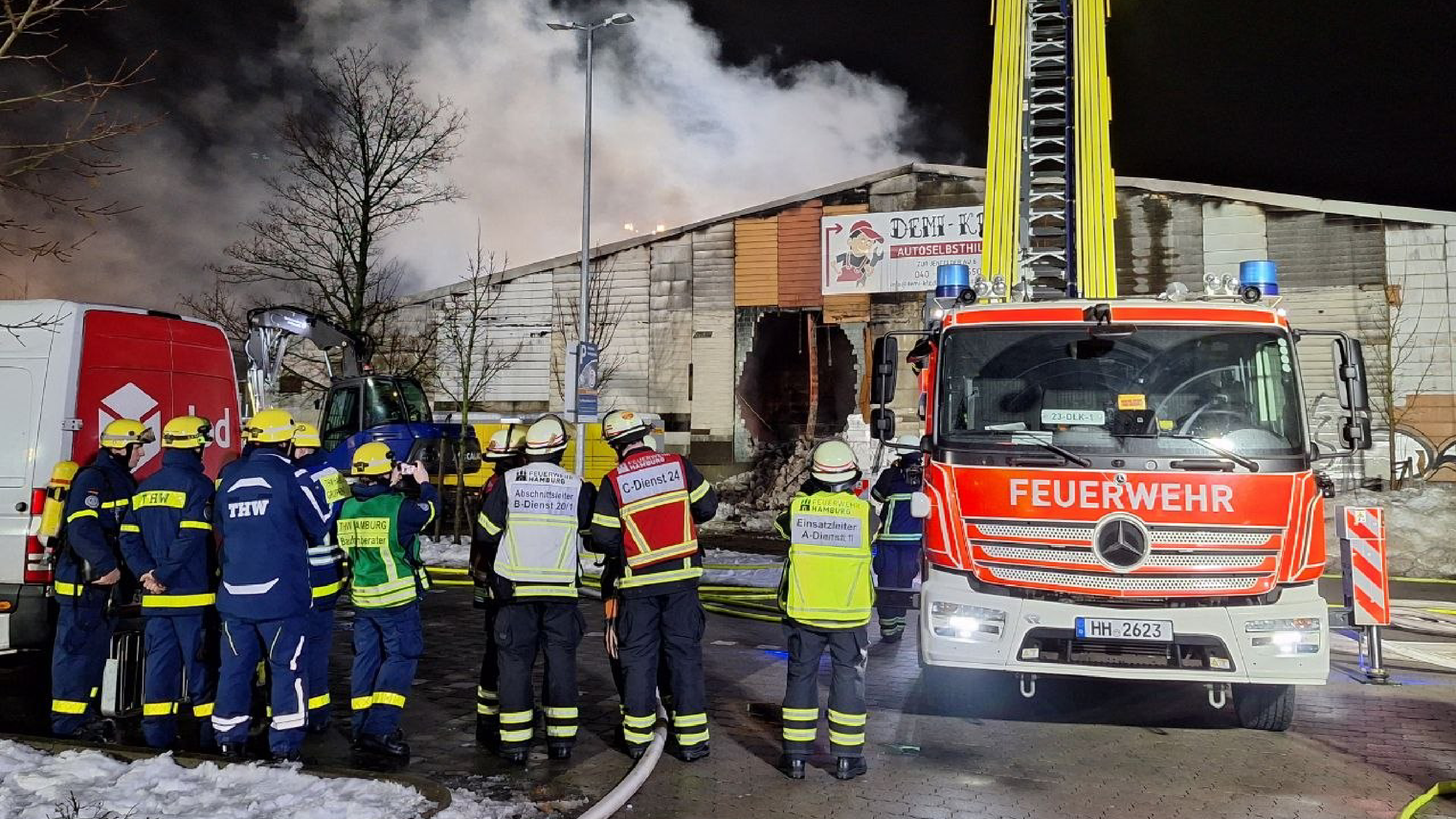Großfeuer in Autowerkstatt