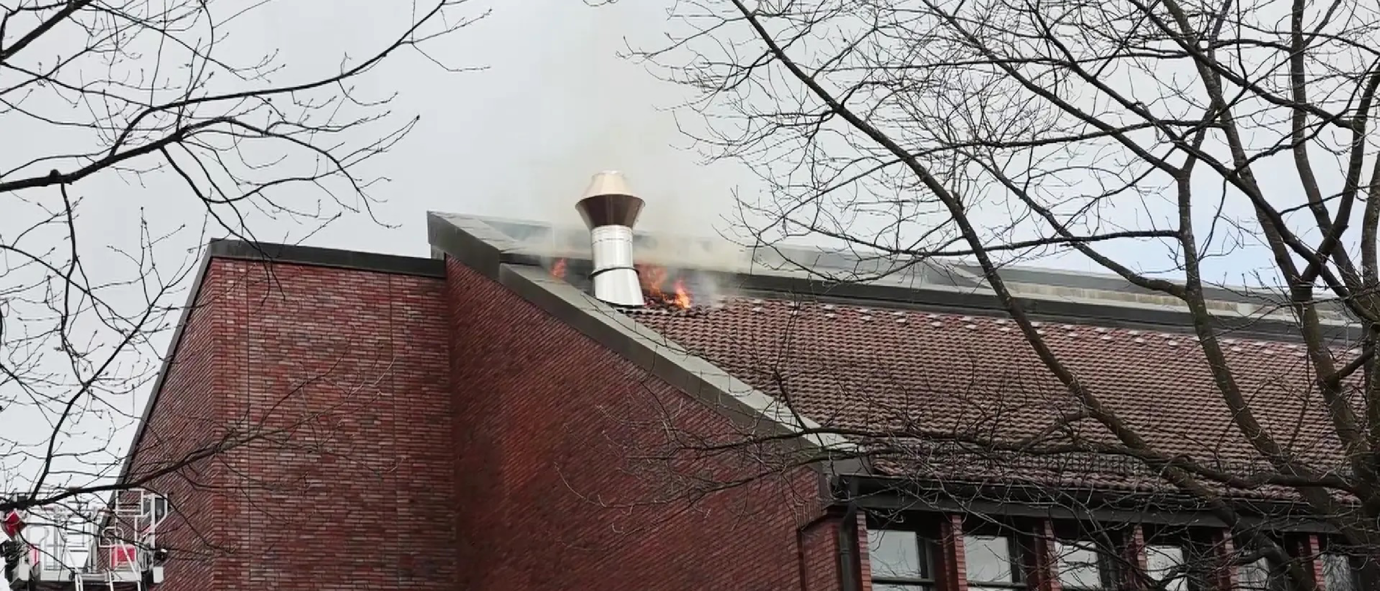 Feuer im Dachbereich eines Universitätsgebäudes