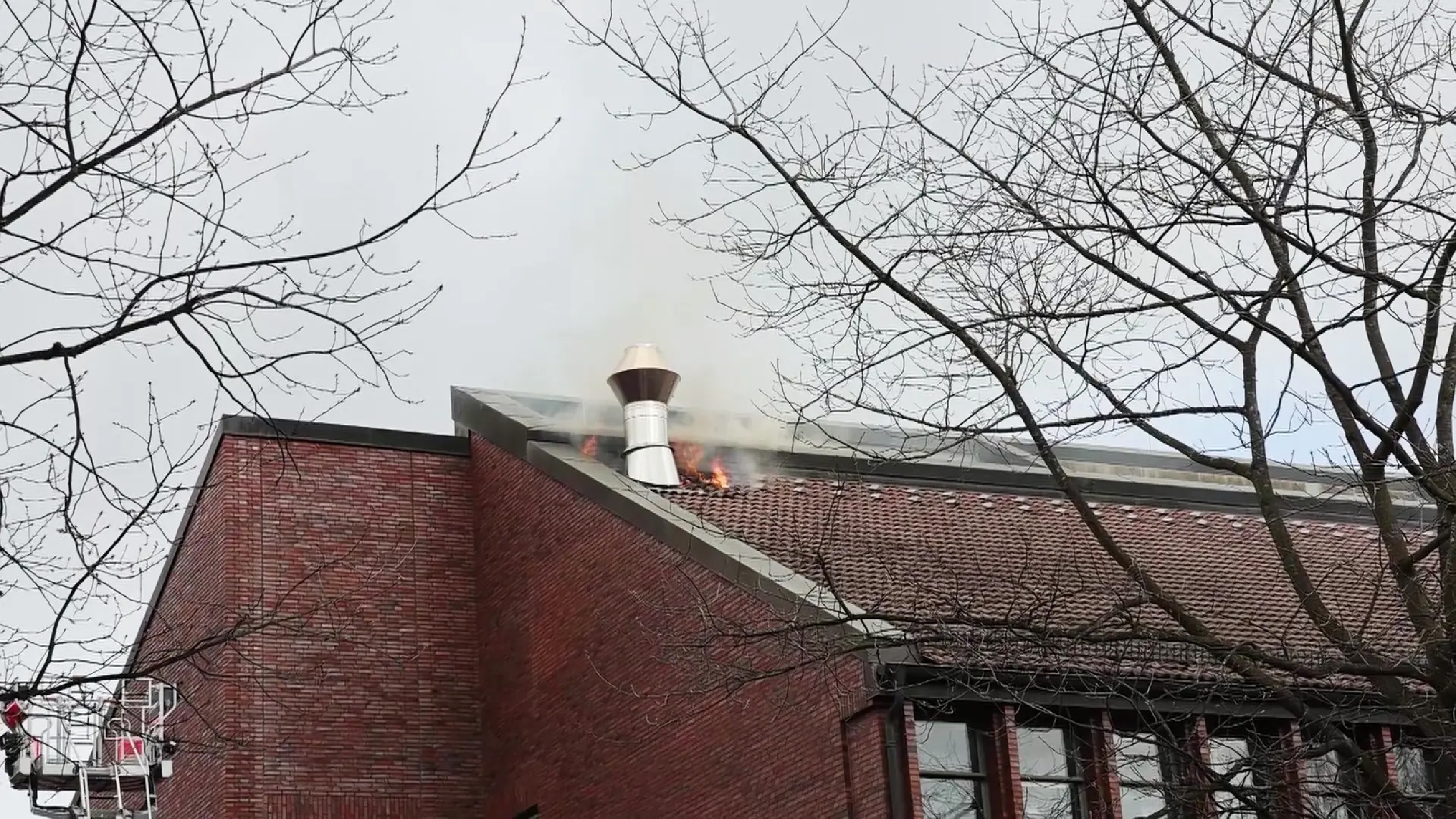 Feuer im Dachbereich eines Universitätsgebäudes