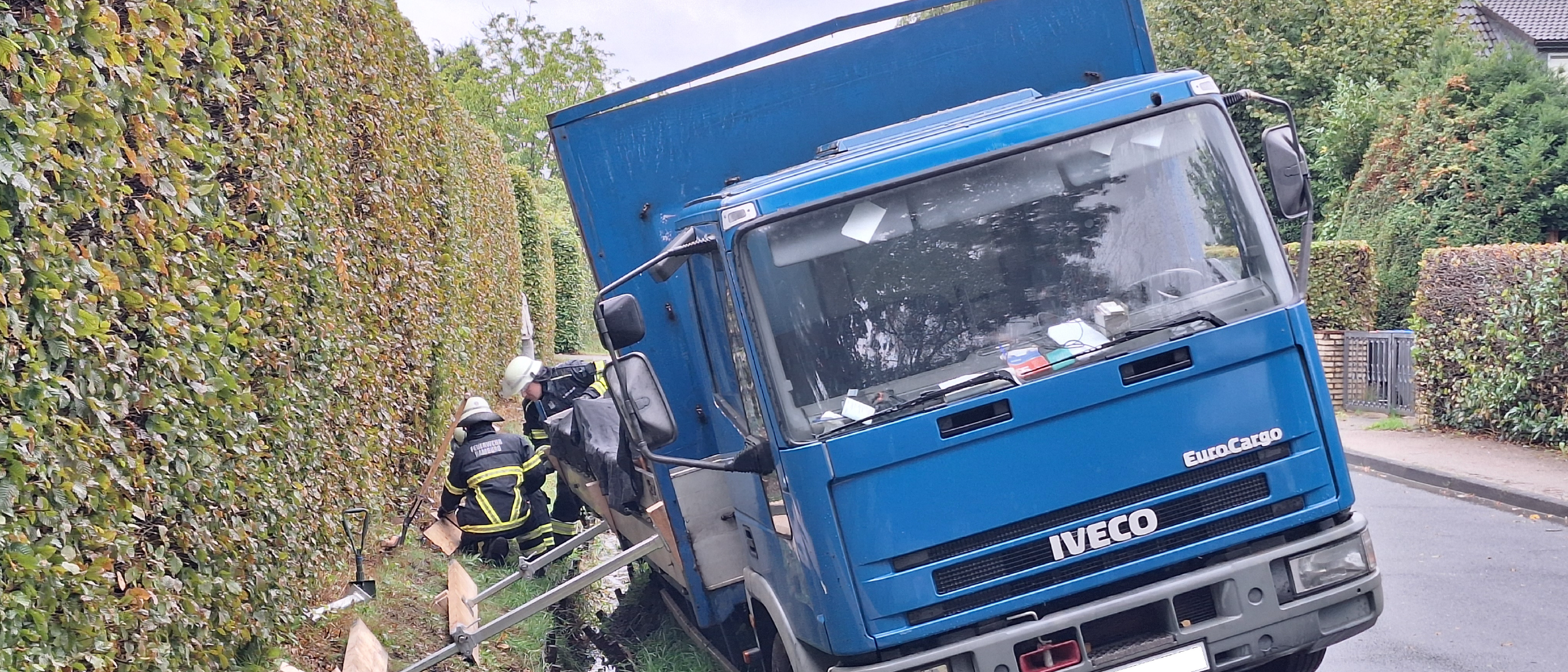 7,5t-LKW akut umsturzgefährdet / Baum musste abgetragen werden