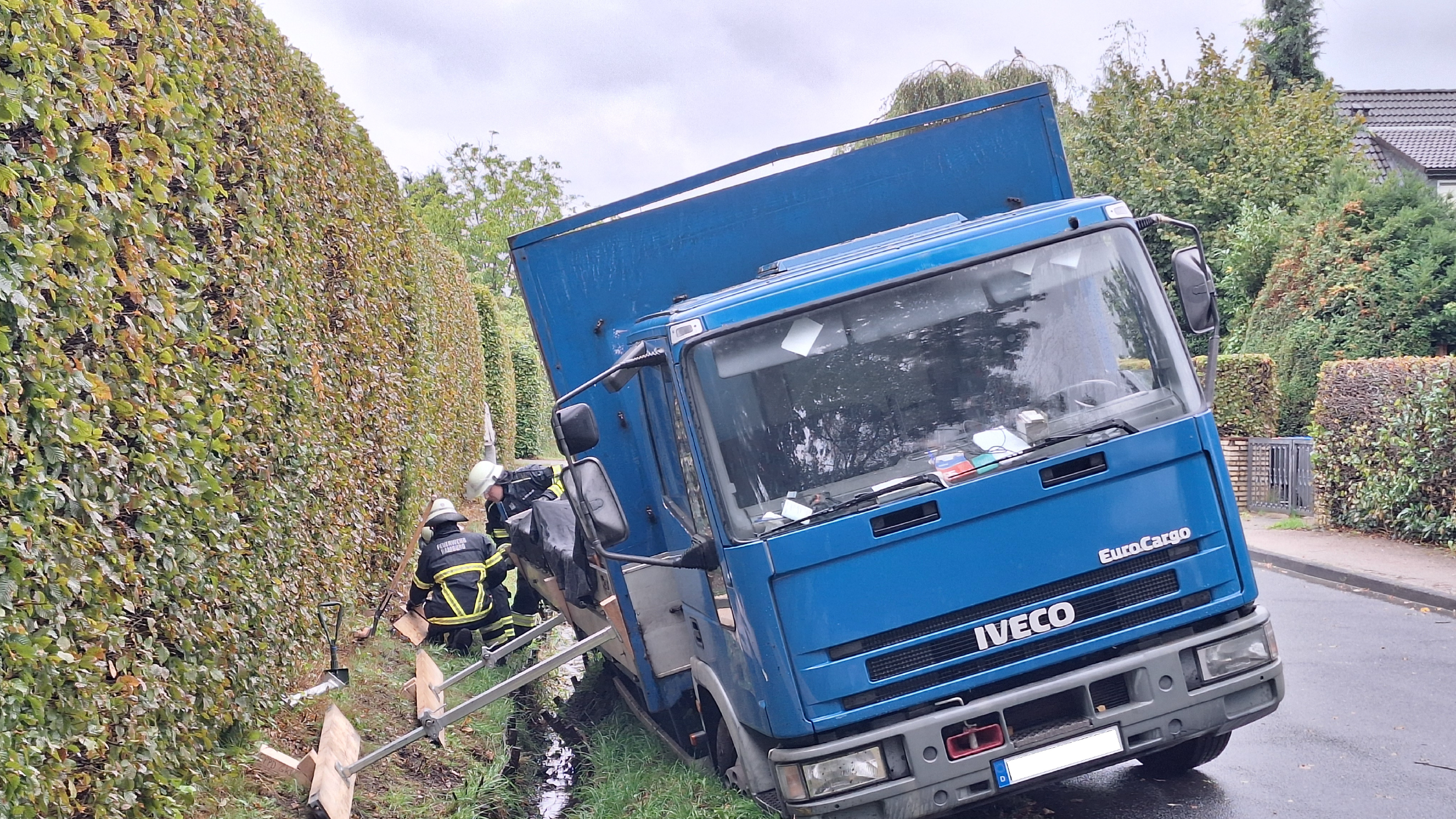 7,5t-LKW akut umsturzgefährdet / Baum musste abgetragen werden